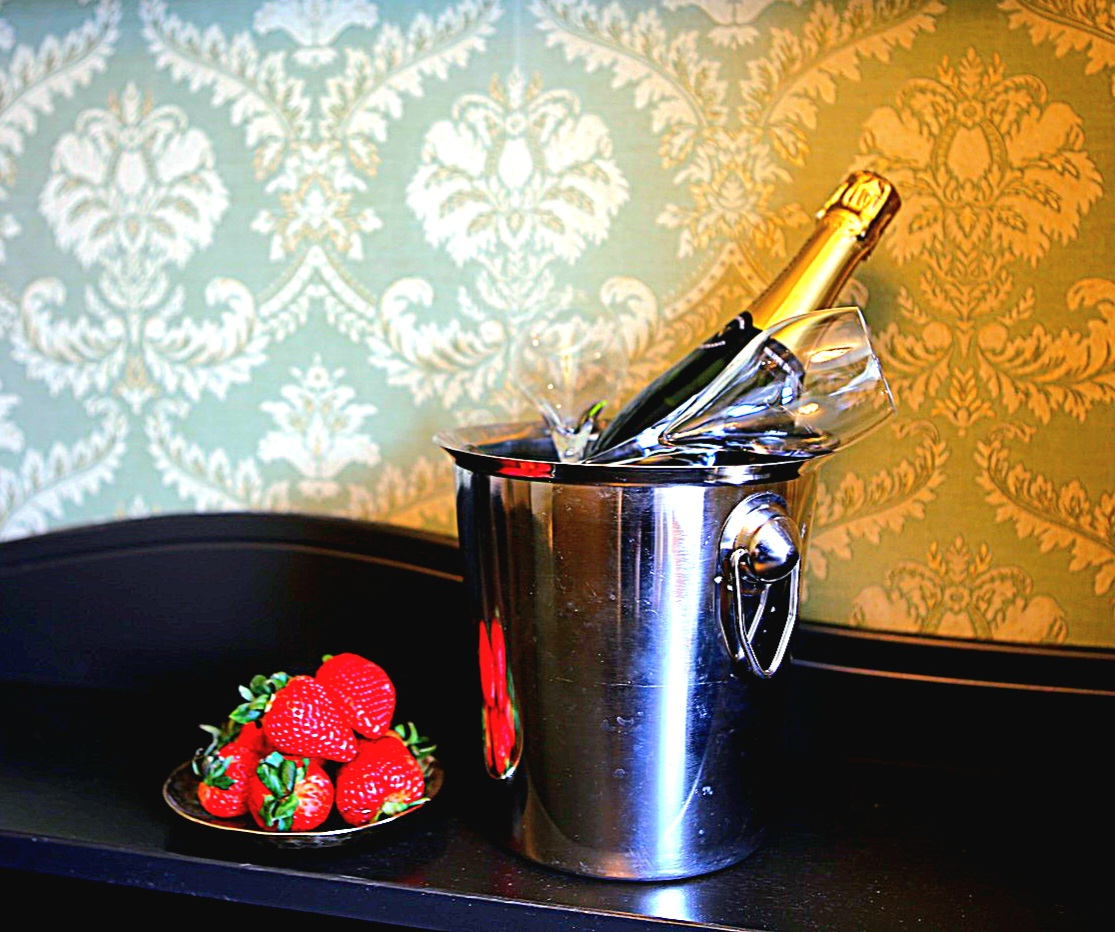 Champagne och jordgubbar på hotellrummet