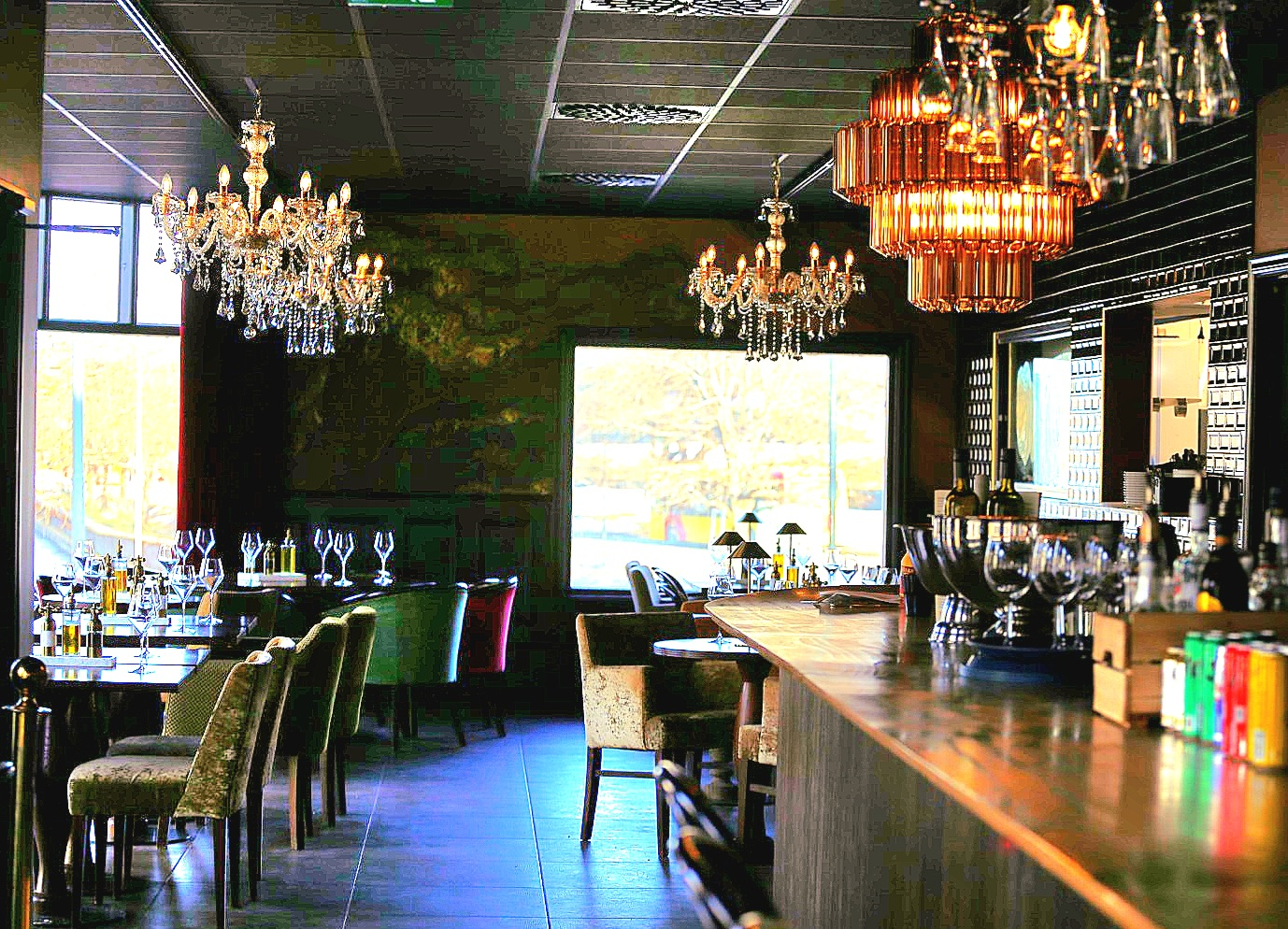 Non Solo Italiano restaurangens interiör med guldkronor och elegant atmosfär
